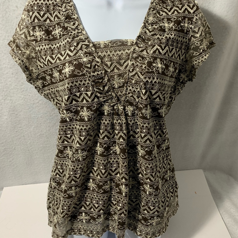 Shortsleeved women blouse